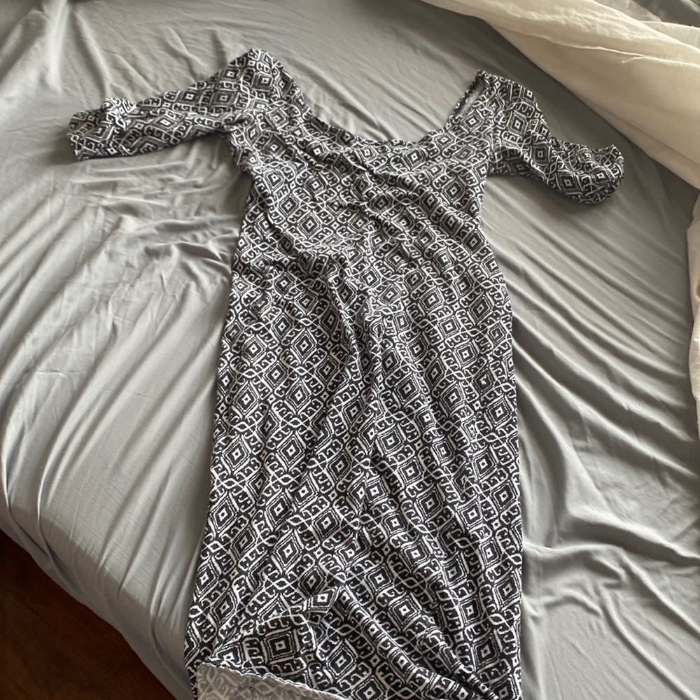 Size: Medium. Color: black and white